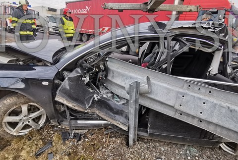 Kamionista vletel do odstaveného auta. Doprava na R1 pri Žarnovici zostala ochromená