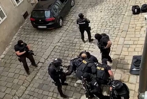 V centre Bratislavy spacifikovali ozbrojeného muža, v okolí ostávajú pyrotechnici
