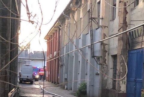 Pre rozsiahly požiar budovy museli evakuovať blízky hotel