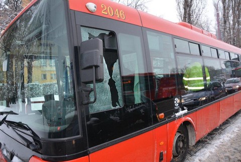 Polícia hľadá svedkov incidentu medzi autobusárom MHD a vodičom auta  