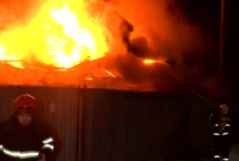 V hospodárskom areáli vypukol požiar. Hasiči bojovali s plameňmi hodiny