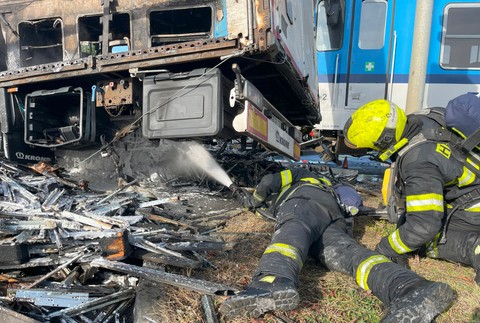 zrážka vlak kamion požiar hasiči (2)