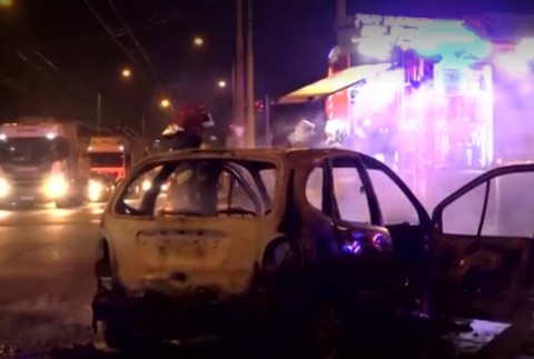 V Prešove uprostred premávky auto pohltili plamene. Pár stihol vyskočiť v poslednej chvíli