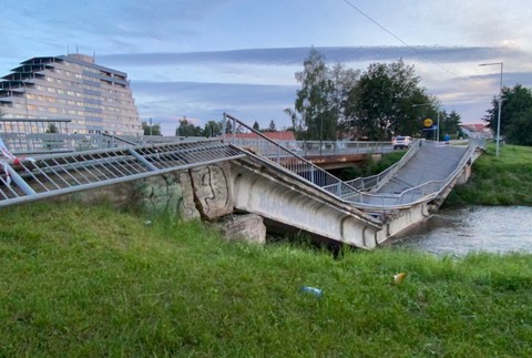 Na východe Slovenska sa zrútil most.