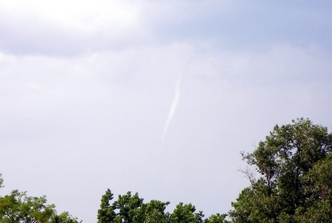 Dnes okolo 17:00 hod. sa mi podarilo nafotiť z mestskej časti Nový Svet, mesto Šurany smerom na Nitru vznikajúce tornádo, tzv. trombu. Vydržala cca. 5 min. 