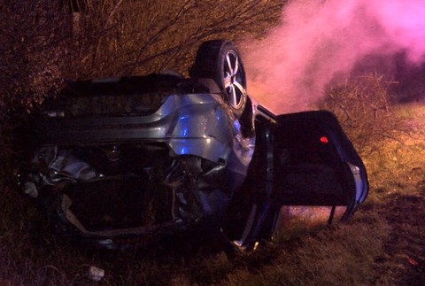 Zo svahu ho odhodilo späť na cestu. Vodič zostal v horiacom aute