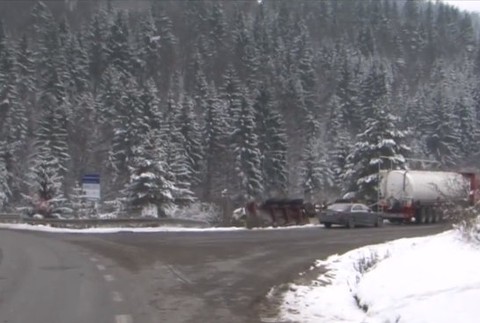 Na zasneženej ceste havarovala cisterna. Odstrániť ju mohli až po takmer 2 dňoch