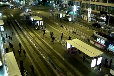 VIDEO: Desivá nehoda v centre Brna. Auto skončilo v zastávke plnej ľudí 