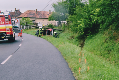 Auto skončilo pod stĺpom