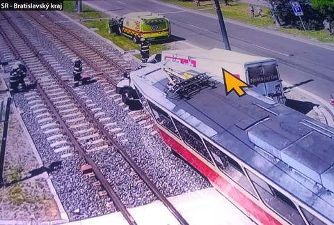 Nehoda električky s nákladným vozidlom