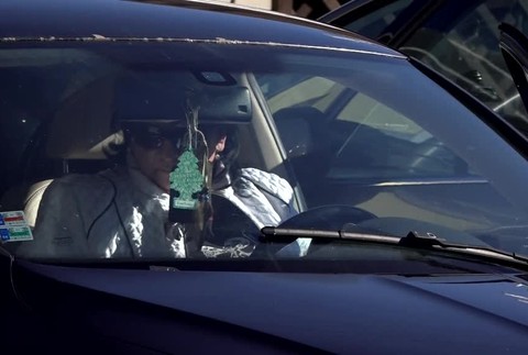 Vareha komunikuje za firmy spoza mreží aj bez počítača. Pod posteľou má tony listín