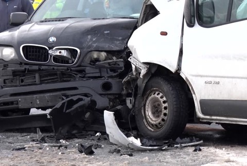 Štyri rozbité autá a neprejazdná cesta. Záchranári zasahovali pri hromadnej nehode