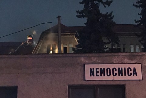 Nemocnicu v Hnúšti zachvátili plamene. 