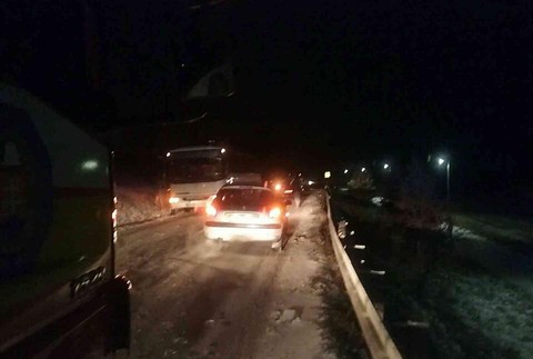 Sneženie spôsobilo kolaps v doprave a viacero nehôd 