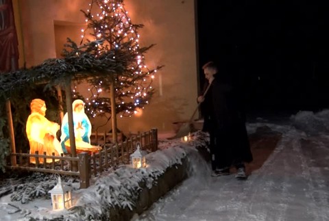 [multi] Polnočná omša, na ktorej vymrznete, ale srdce sa vám roztopí. Veriaci kráčali na pútnickú horu Zvir 1156