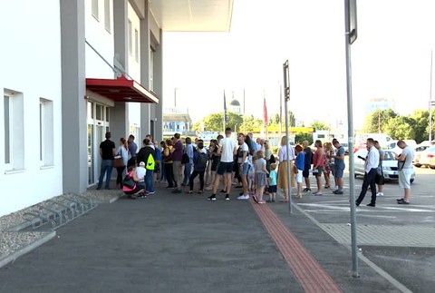 Nekonečné rady a zdĺhavé čakanie na pas. Klientské centrá praskajú vo švíkoch