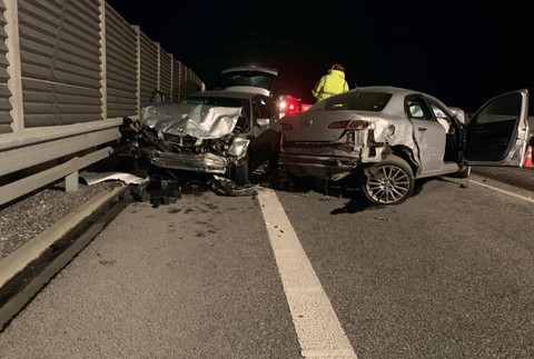 Hromadná zrážka áut na ceste R1. Nehoda si vyžiadala ľudské životy