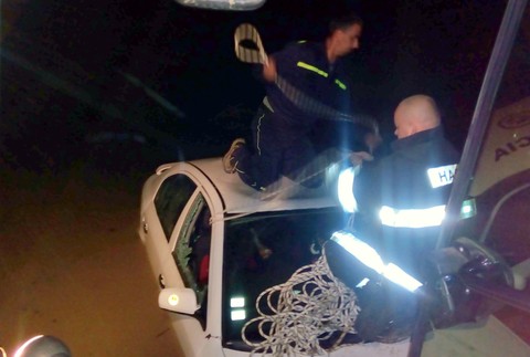 Hasiči vyťahujú auto z Váhu