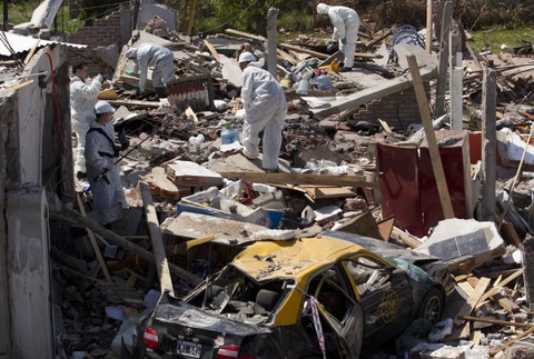 zdemolované domy explózia ohnivá guľa