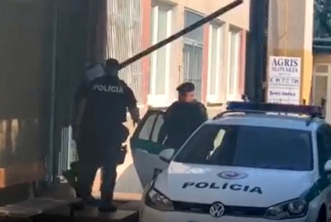 Zsuzsová vypovedala na NAKA v kauze nedovoleného ozbrojovania. Vinu odmieta