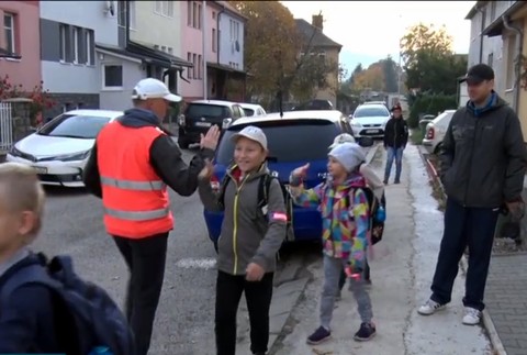 Rodičia sú spokojní, deti šťastné a ešte aj ochraňujú prírodu. Pešibus je novým hitom školákov