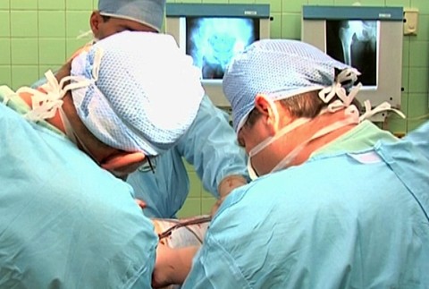 lekari operuju, chrbtom, sala nemocnica