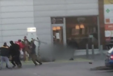  Pred supermarketom sa strhla brutálna bitka. Chlapi brali do rúk lopaty aj krompáče