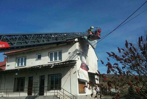 Tisíce domácností zostali bez elektriny. Hasiči odstraňujú následky silného vetra 