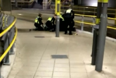 Muž dobodal troch ľudí. Kým budete bombardovať cudzie krajiny, tieto útoky neprestanú, kričal