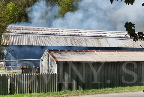 Požiar zachvátil sklad papiera