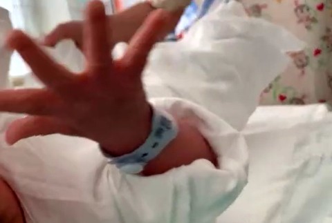 Chlapček v hniezde záchrany.