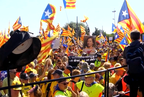 Úvodné zasadnutie nového Európskeho parlamentu poznačili protesty