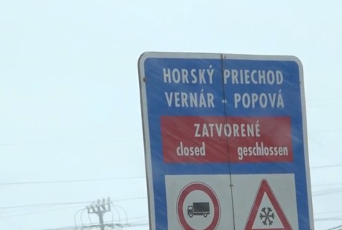V obci samé kamióny a vystrašení ľudia. Situácia pre uzavretie horského priechodu je vážna