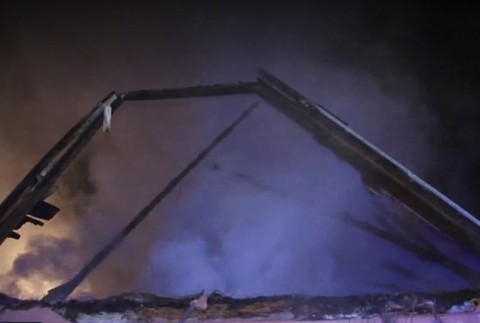 Desiatky hasičov zasahovali pri rozsiahlom požiari. Šľahajúce plamene si všimli až susedia