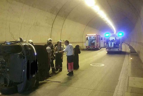 Pri nehode v tuneli Sitina sa prevrátilo auto. Na mieste zasahujú hasiči