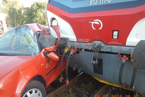 Nehoda na trati. Vodička aj napriek svetelnej signalizácii vošla na koľajnice