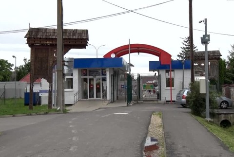 Slovenská obec sa mení na veľké parkovisko. Miestni tvrdia, že niektoré autá tam stoja už aj rok