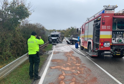 Po zrážke dodávok prišli o život dvaja ľudia. Zasahovať musel aj vrtuľník