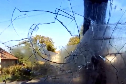 Napätie v obci. Obyvateľku už dva týždne stráži polícia