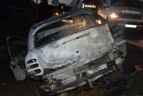 V priekope rodinného domu začalo horieť auto. Muža nezachránili ani vodiči