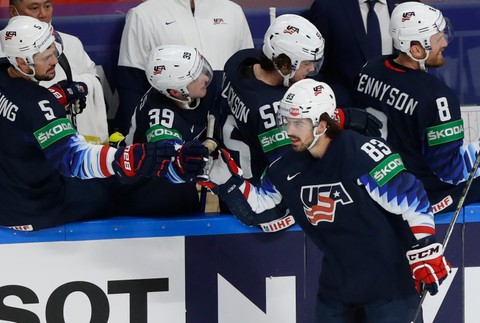 Bronz si uchmatli Američania.