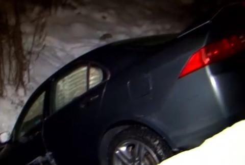 Krkolomná jazda českého vodiča. Vyletel z cesty, prerazil múr a zapichol autom len pár metrov od Váhu