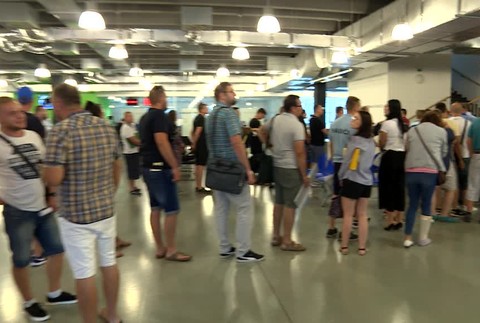 Nekonečné rady a zdĺhavé čakanie na pas. Klientské centrá praskajú vo švíkoch