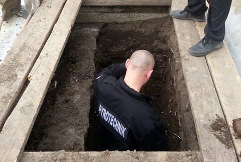 Malacky - polícia na cintoríne, našli tam muníciu