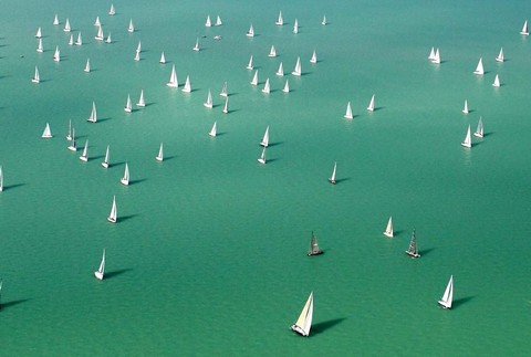 Balaton jazero Maďarsko plachetnice vo vode