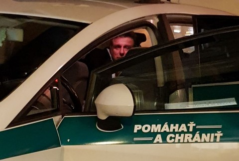 László Sólymos v policajnom aute