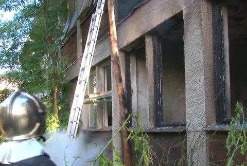 Zlodej, ktorý brutálne zbil a podpálil zamestnanca prievidzskej firmy, je stále na slobode.