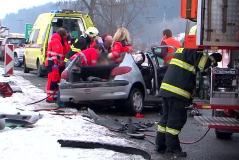 Čelná zrážka auta s nákladiakom. Vodiča vystrihovali skoro pol hodinu