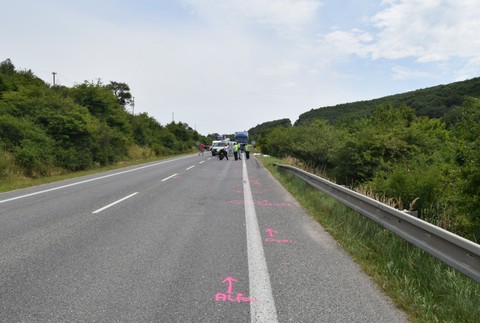 Nehoda pri Trenčíne. Auto zrazilo cyklistov 