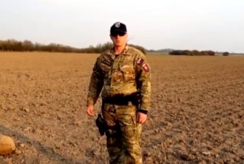 Nebezpečná bomba na poli. Do terénu okamžite vyrazili pyrotechnici